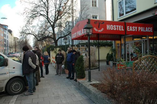 Sammeln vorm Hotel