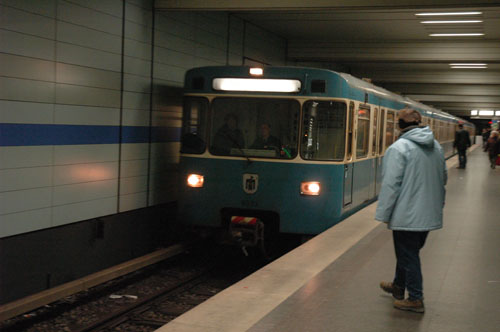 U-Bahn fhrt ein