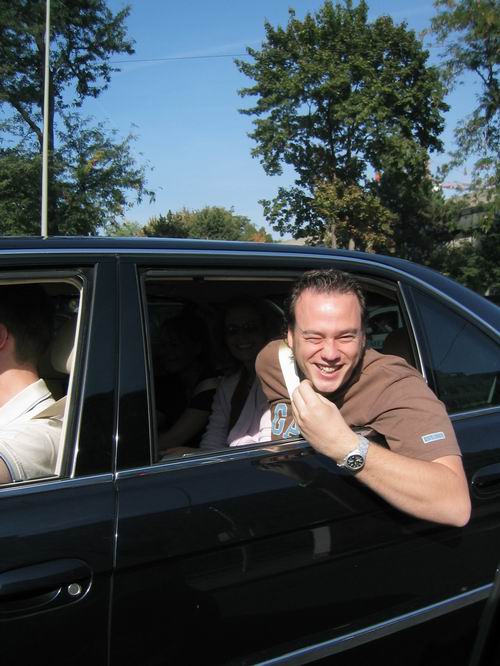 DoktorW pbelt aus der Limousine