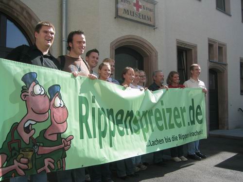 Gruppenfoto vor dem Museum