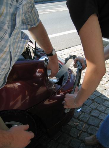 Das rechte Frontlicht ist hinber. Ebenso Motorhaube & Kotflgel