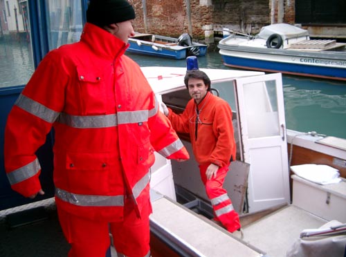 Ein Rettungsteam aus Venedig