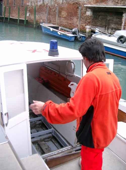 Der Rettungsassistent checkt das Boot