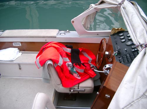 Die Jacke im Cockpit des "Rettungsboots"